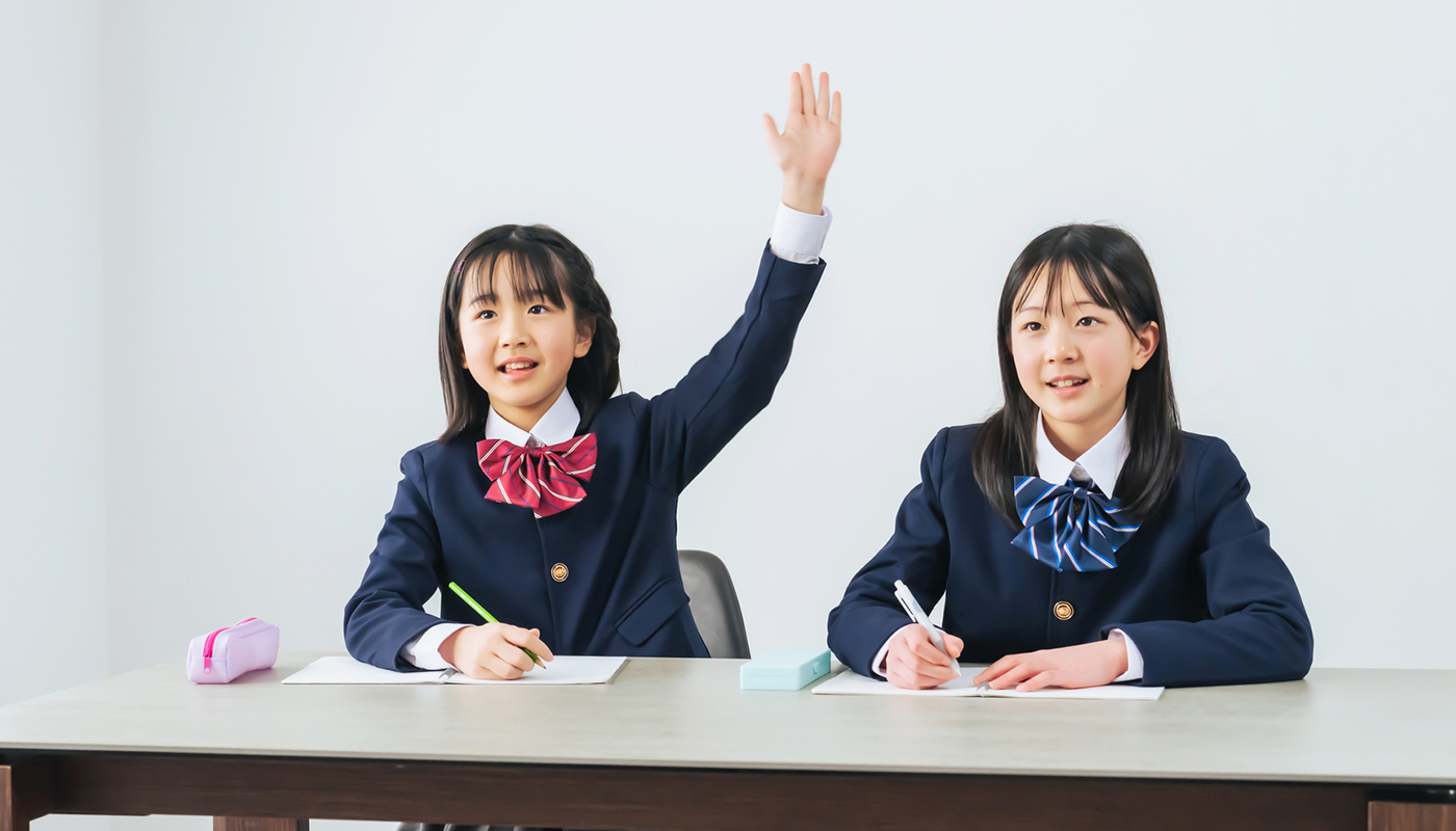 寺脇学習塾のスタッフが教室で学習指導の準備をしている様子